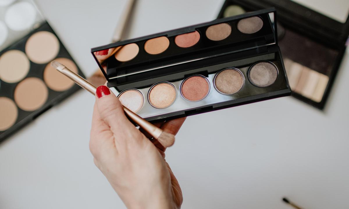 Woman holding an eyeshadow palette