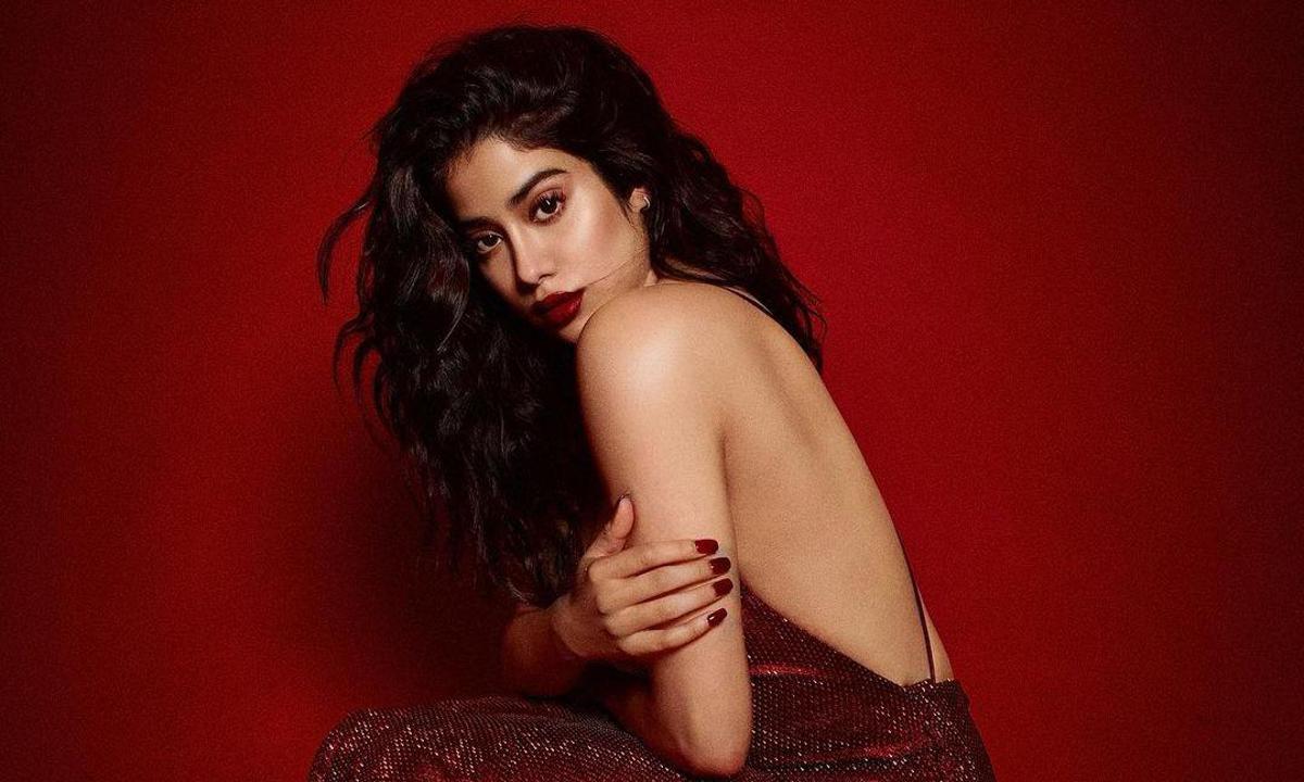 Janhvi Kapoor's red lipstick and smooth hair are perfect for date