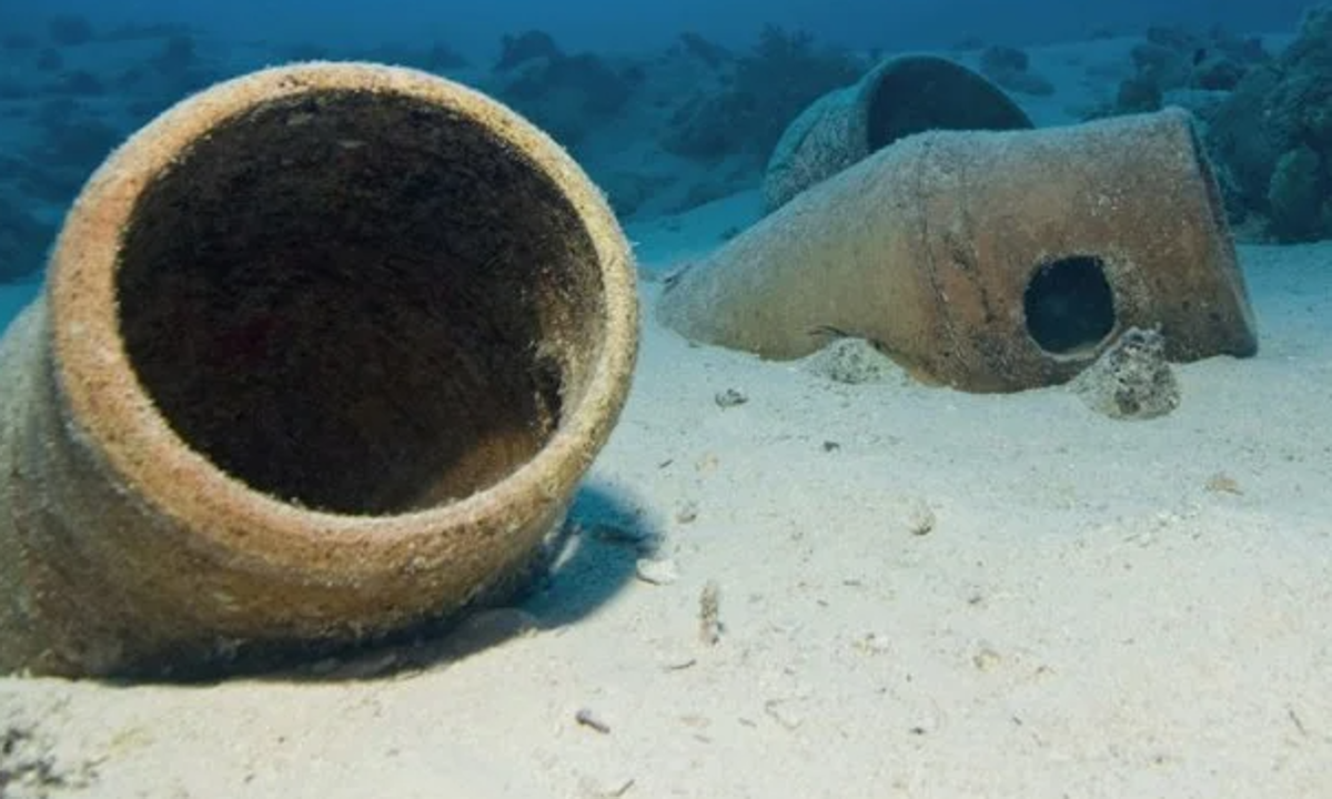 Amphorae discovered at the bottom of the Red Sea