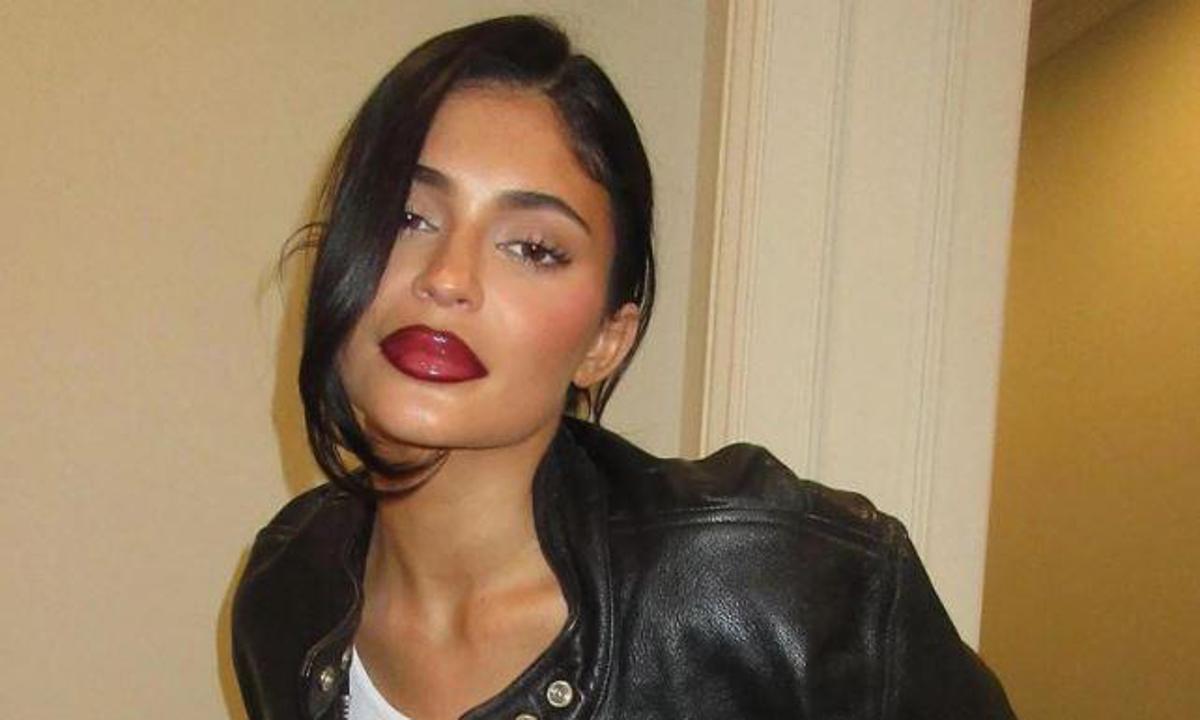 Cherry Cola Lips Are The Latest 90s Make-Up Trend On The Rise